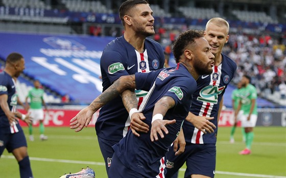 Neymar (v popedí) z PSG se raduje z gólu ve finále Francouzského poháru se...