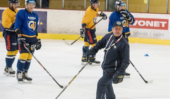 Trenér Robert Svoboda vede trénink hokejist Zlína.