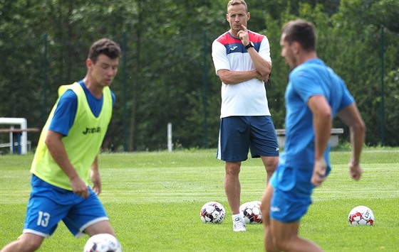 Nový trenér Jií Jaroík sleduje trénink fotbalist Ústí nad Labem.