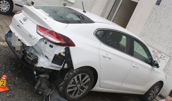 Opilý řidič v Olomouci naboural celkem čtyři auta. Po nárazu do toho prvního pokračoval v jízdě, o pár metrů dál však narazil rovnou do tří dalších.
