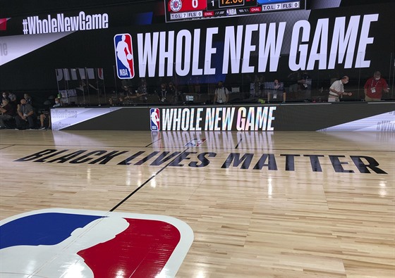 Basketbalové hit pro dohrávku NBA v komplexu ESPN Wide World of Sports v...