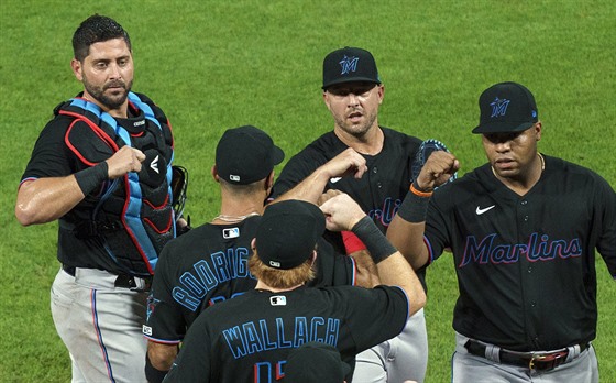 Baseballisté Miami Marlins se radují v zápase s Philadelphia Phillies.