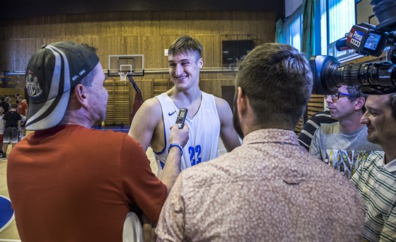 Jan Zídek rozpráví s novináři po tréninku s českou basketbalovou reprezentací.