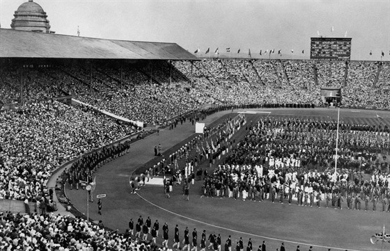 PRVNÍ POVÁLENÉ. Slavnostní zahájení her v Londýn 1948.
