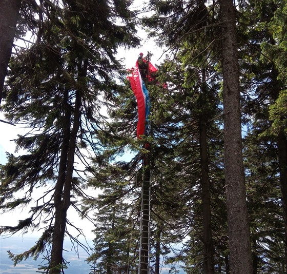 Paraglidista na Černé hoře v Krkonoších se dostal ze stromu po žebřících...