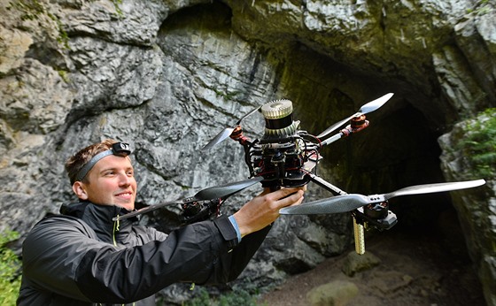 Vědci v jeskyni Býčí skála testují samostatné vyhledávací roboty.