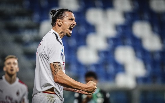 Zlatan Ibrahimovic z AC Milán se raduje z první ze svých dvou branek v zápase...