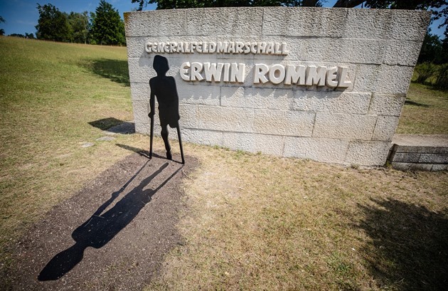 K soše maršála Rommela přibyla beznohá postava, má usmířit kritiky památníku