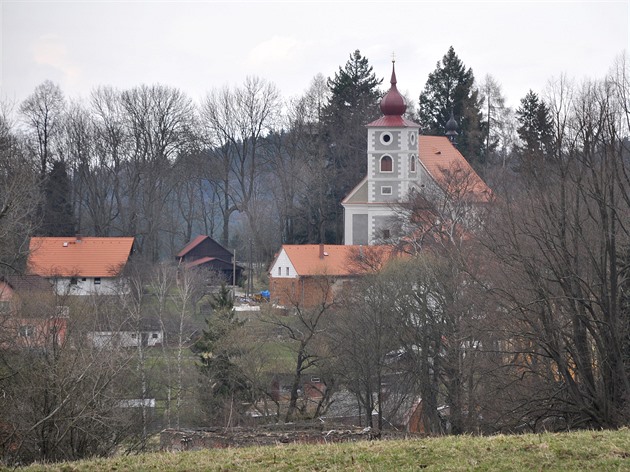 Kostel sv. Petra a Pavla v Kostelní Bíze se podailo navzdory vem tkostem...