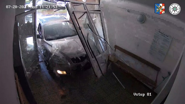 Řidič projel dveřmi do paneláku. Naštvalo jej, že s ním žena nechce na oběd