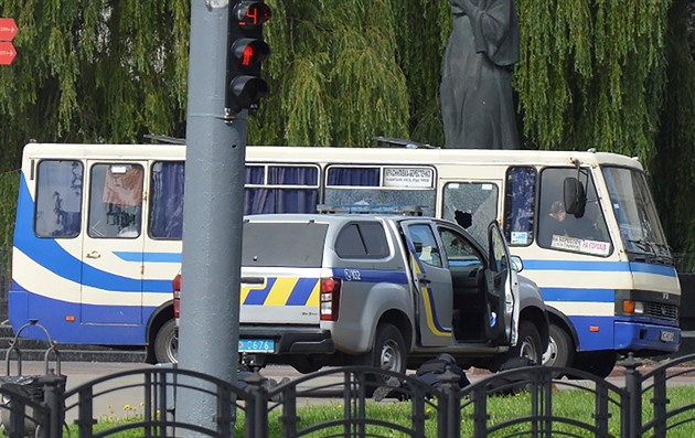 Policie zadržela ozbrojeného muže, který na Ukrajině unesl autobus