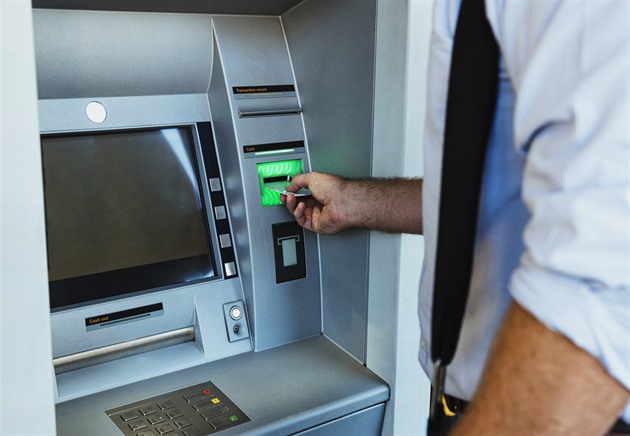 Za výběr z bankomatu v cizině poplatek i dvě stovky. Pozor také na nevýhodné kurzy