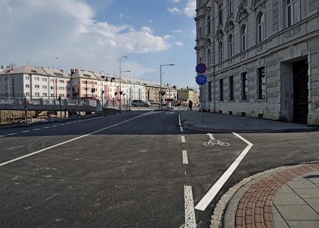 Nové okolí mostu v Olomouci čelí kritice za nebezpečné pasti na cyklisty