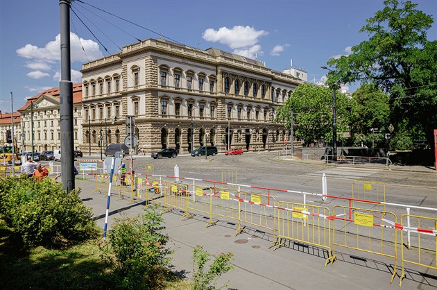 Po obnově pražského Karlova náměstí zmizí zábradlí a přibude přechodů