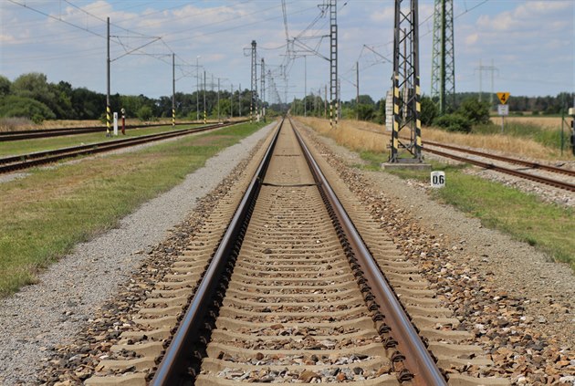 Testované vlaky na velkém okruhu VUZ mohou dosahovat rychlost a 230 km/h.