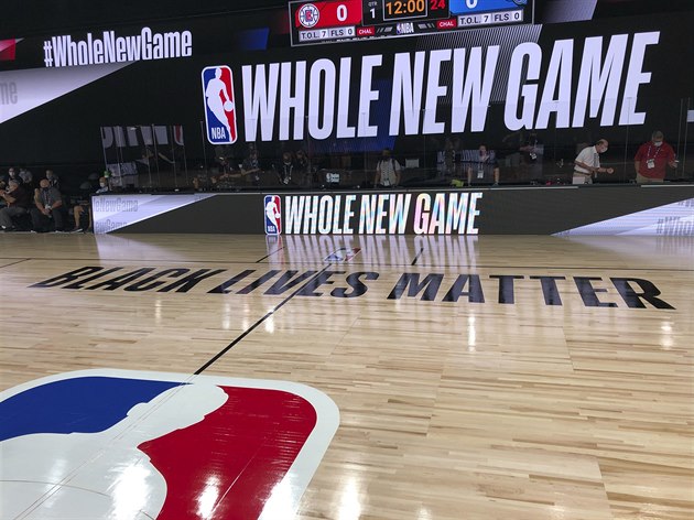 Fotogalerie: Basketbalové hřiště pro dohrávku NBA v komplexu ESPN Wide  World of Sports v...