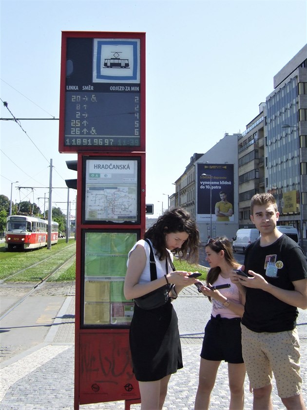 Dobrý podveer, kdy jsem Vám poslal do Metra fotku ze stanice Hradanská s cca 10 dn nefungujícím info displayem o ekacích dobách na pijídjící tramvaje, netuil jsem, e vzáptí po zveejnní následující den bude ve v poádku (fotky v píloze).  Je