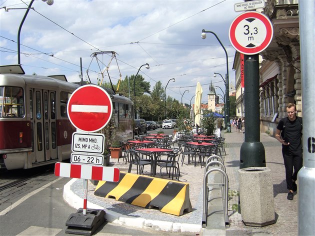 Dobrý veer,omezení denní (6 - 22 hod.) silniní dopravy na Smetanov nábeí v Praze a postavení tí venkovních restaurací na silnici tsn u tramvajových kolejí vzbudilo velký zájem veejnosti (zvlát natvaných motorist) i tisku. Situaní fotka, poí