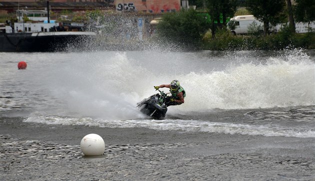 První kolo eského mistrovství vodních skútr v Praské Troji.