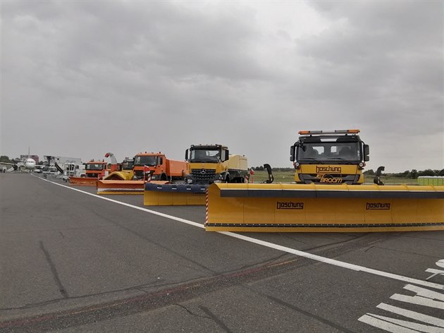 Na letiti Ruzyn, dráze 22 vznikl Runway park, který bude oteven jet pítí týden od pátku do nedle. Návtvníkm se pedstaví stará i moderní technika pouívaná na letiti, hasii letit a letadlo vetn kokpitu. Probíhaly také lety v rámci Prahy a