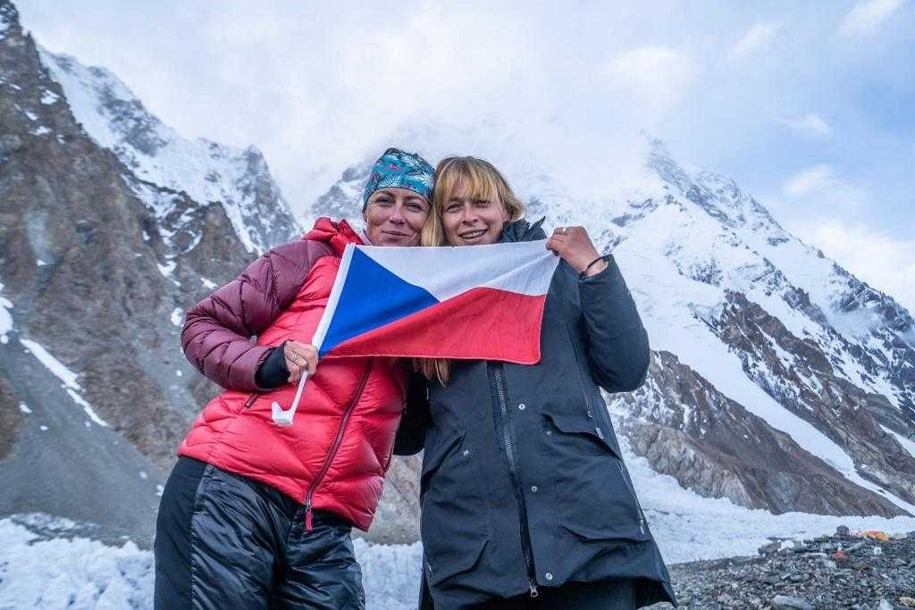 Jana Po�tová (vpravo) a Klára Kolouchová p�i natá�ení filmu K2 vlastní cestou