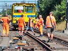 Na trati nedaleko elezniní stanice Lázn Kynvart technici opravují traový...