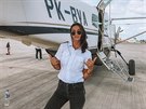 Christina Carmela Panebianco ped letadlem, které bn pilotuje. 