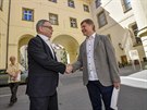 Ministr kultury Lubomír Zaorálek (vlevo) uvedl v Praze do funkce poveného...