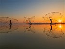 Krása ranního rybolovu, snímek Zay Yar Lin jako by zachycoval tanec na hladin.