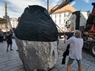 Na námstí pibyla estitunová socha vypadající jako meteorit