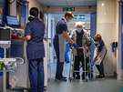 Brittí zdravotníci se starají o pacientku v NHS Seacole Centre- Nemocnice je...