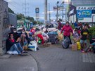 Venezueltí migranti ekají na autobusy, které je odvezou zpt do Venezuely....