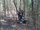 Policist et nehodu motorke, kter u Helvkovic skonil v hustm lesnm...