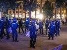 Policie zasahuje na míst  víkendových nepokoj v centru Stuttgartu. (21....
