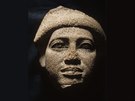 Fragment sochy Ptah�epsese, p�vodn� kr�lovsk�ho kade�n�ka, kter� se stal...
