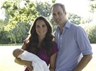 Princ William s manželkou a synem. Snímek pořídil Micheal Middleton na zahradě...