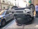Kuriózní nehoda v centru Prahy. Auto se zítilo z parkovacího výtahu