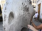 Ped Galerií Mona Lisa v centru Olomouce byla s pomocí jeábu nainstalována ti...