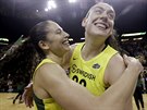 Sue Birdová (vlevo) a Breanna Stewartová slaví titul Seattle Storm v WNBA v...