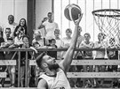 Petr afarík zakonuje na tréninku eských basketbalist ped diváky z...