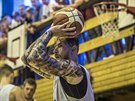 Patrik Auda bhem tréninkového zápasu eských basketbalist v Mariánských...