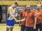 Trenér Ronen Ginzburg vítá dvacetiletého Jana Zídka na tréninku eských...