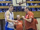 Jan Zídek a kou Ronen Ginzburg na tréninku eských basketbalist v Mariánských...
