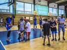 etí basketbalisté se podepisují fanoukm po tréninku v Mariánských Lázních.