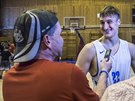 Jan Zídek rozpráví s novinái po tréninku s eskou basketbalovou reprezentací.