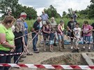 Archeoloka Martina Bekov (uprosted) provedla zjemce po vzkumu u Domana...