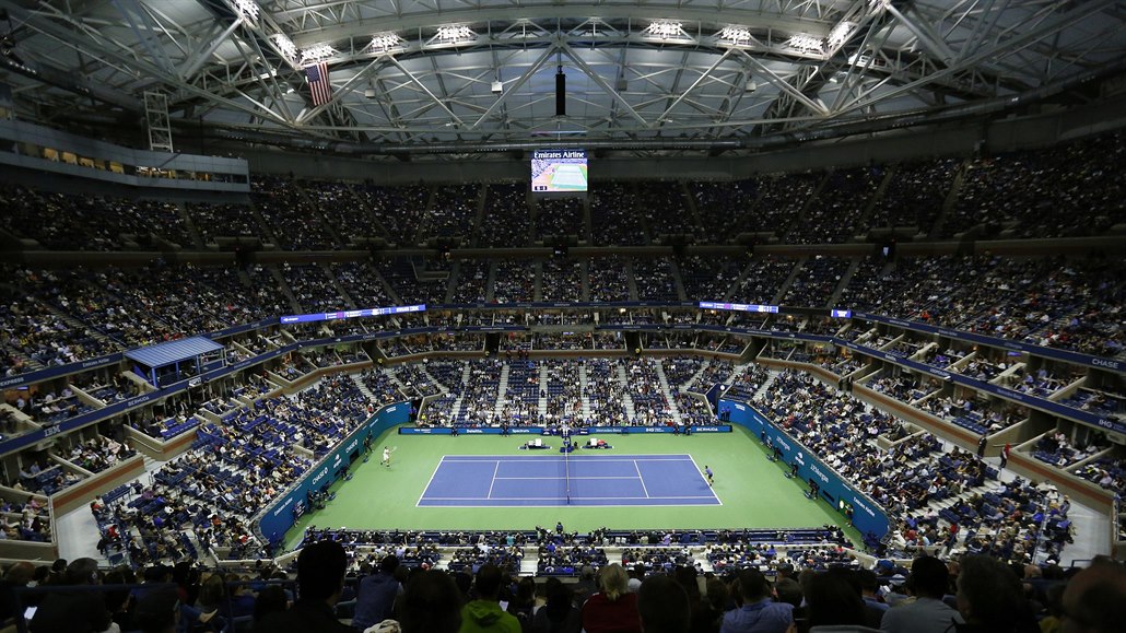 Diváci v New Yorku sledují zápas tenisového US Open.