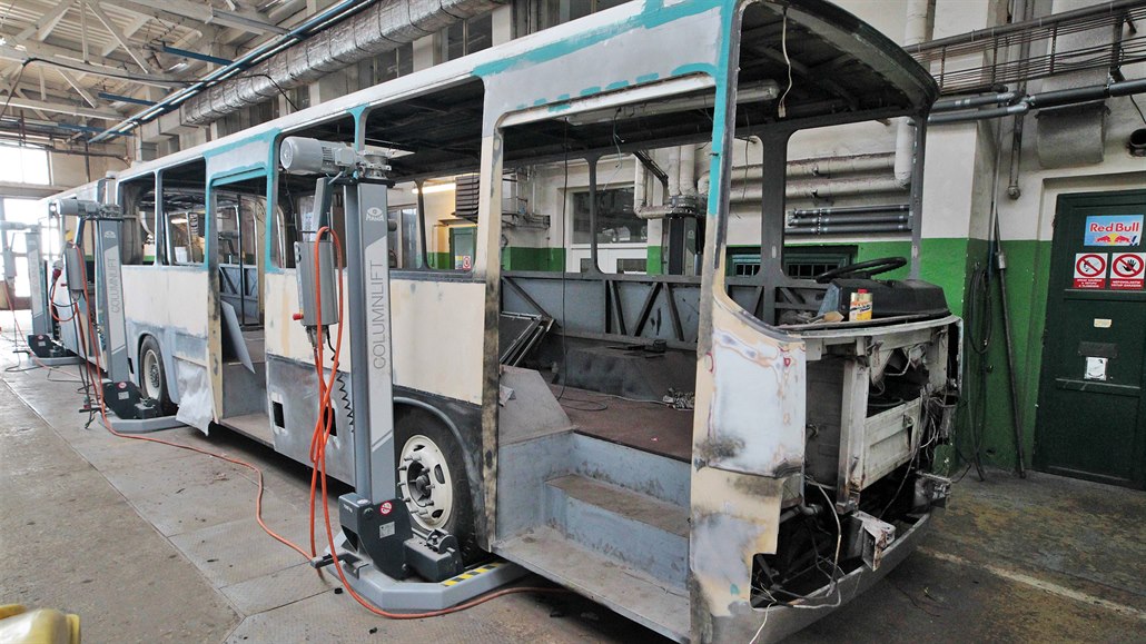 Renovaci kloubového autobusu Ikarus 280 na zakázku pro soukromého majitele...