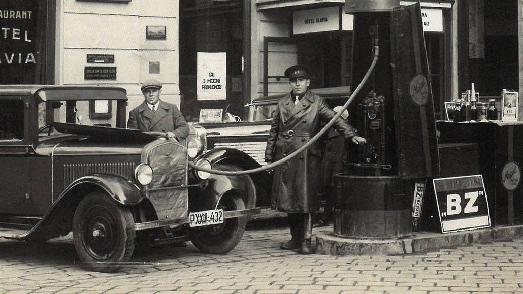 V roce 1903 si mohli řidiči zajet pro benzin i ke stanici u hotelu Slavii v...