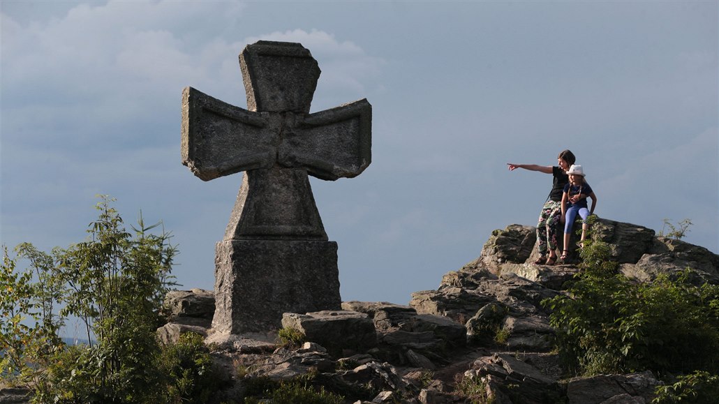 Kamenný kříž ve tvaru válečného Železného kříže na uctění památky padlých...